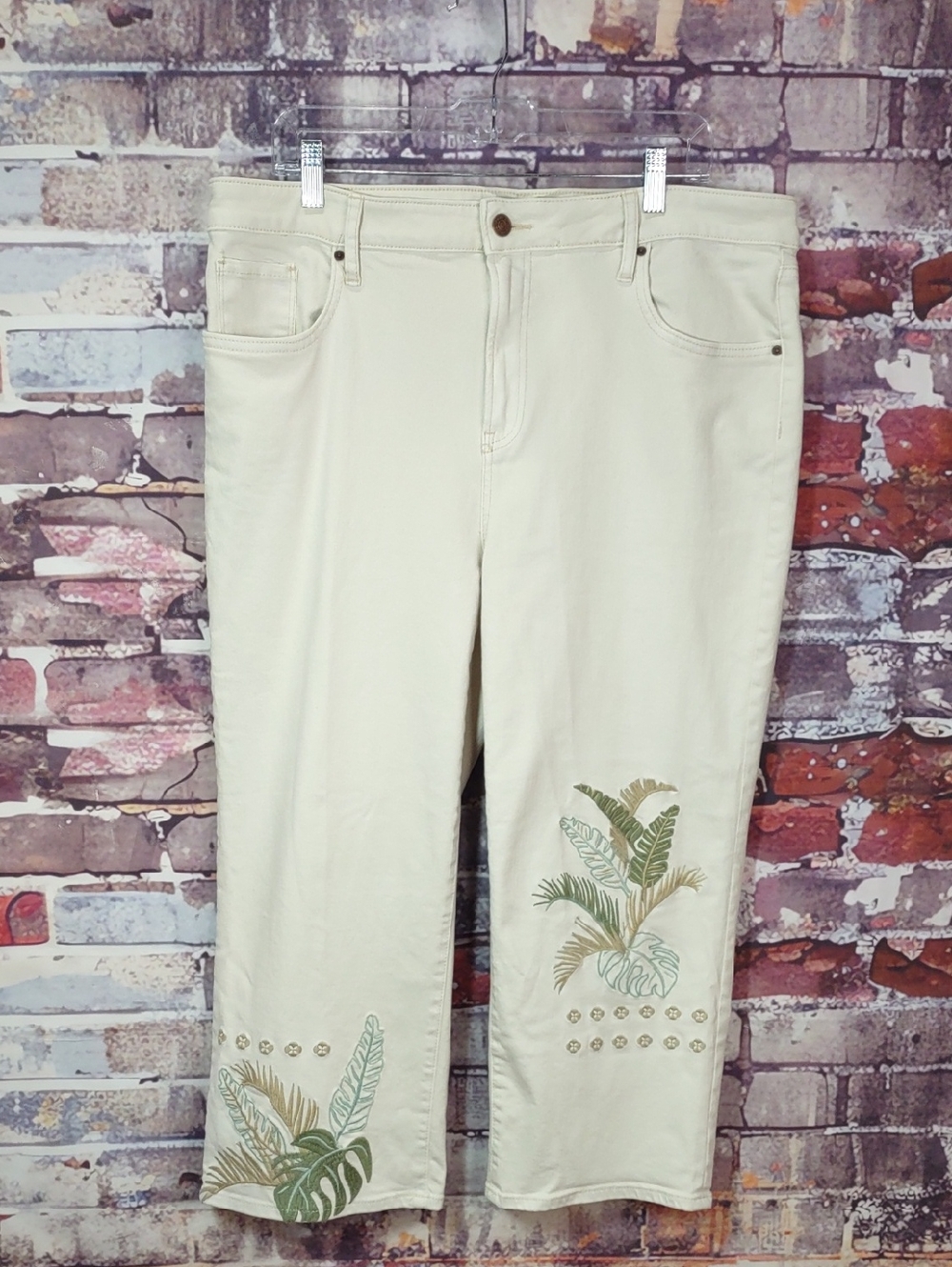 Chico's Cropped Jeans w/ Botanical Embroidery Detail